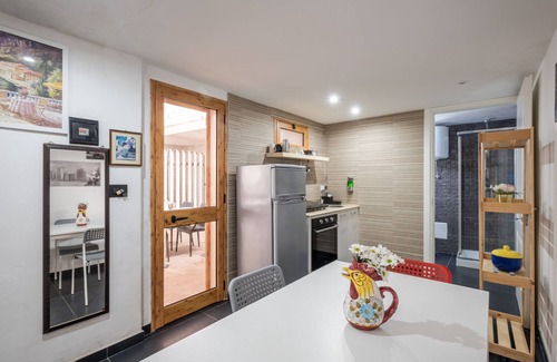 Sant'Isidoro House | Holiday Home 'Villa Gaudì - Mallorca' with Private Terrace, Wi-Fi and Air Conditioning