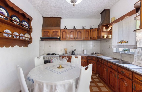 Sangalhos House | Holiday Home 'Vivenda Barros' with Private Garden and Wi-Fi