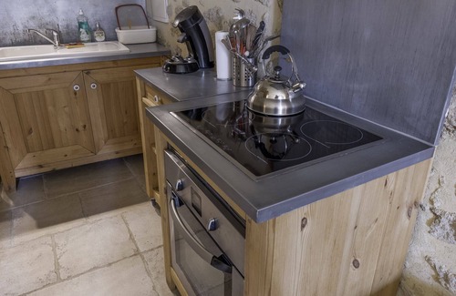 Colonzelle Cottage | Holiday Home 'Voûte' with Shared Pool, Private Garden and Wi-Fi