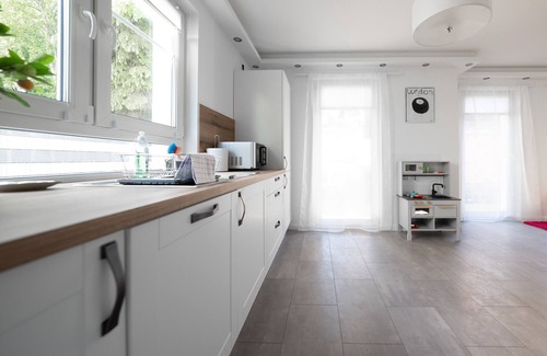Oststeinbek House | Holiday Home 'Weißes Haus, Vollausstattung' with Private Terrace, Private Garden and Wi-Fi