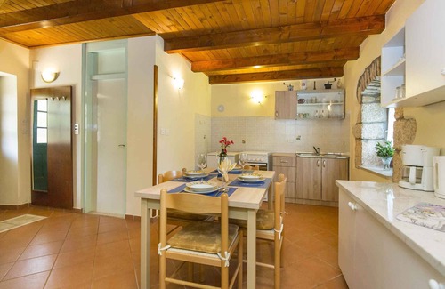 Mali Turini House | Holiday home with garden and 2 bedrooms