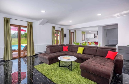 Karojba House | Holiday home with pool in quiet location