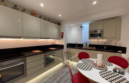 North Greenford House | Holiday house Greenford for 1 - 12 persons with 6 bedrooms - Twin house