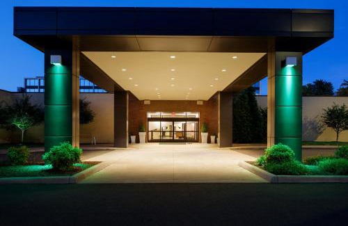 South Charleston Hotel | Holiday Inn and Suites Charleston West by IHG