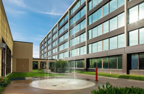 South Charleston Hotel | Holiday Inn and Suites Charleston West by IHG