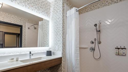 Clarksville Hotel | Holiday Inn - Clarksville Northeast by IHG