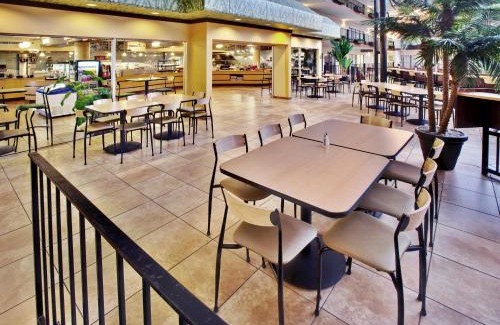 Greater South Side Hotel | Holiday Inn Des Moines-Airport Conf Center by IHG