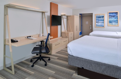 Farmington Hills Hotel | Holiday Inn Express & Suites Farmington Hills - Detroit by IHG