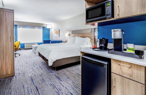 Colorado Springs Hotel | Holiday Inn Express & Suites Colorado Springs First & Main by IHG