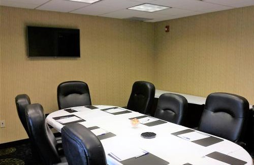 South Hills Hotel | Holiday Inn Express Hotel & Suites Pittsburgh Airport by IHG