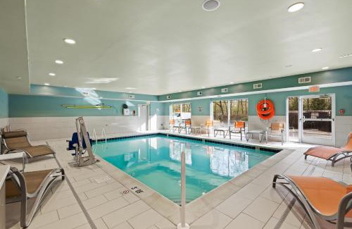 North Brunswick Hotel | Holiday Inn Express & Suites - North Brunswick by IHG