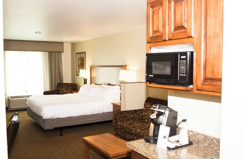 Mason City Hotel | Holiday Inn Express and Suites Mason City by IHG