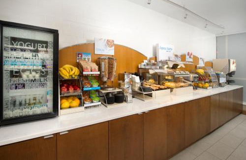 Downtown Baltimore Hotel | Holiday Inn Express Baltimore At The Stadiums by IHG