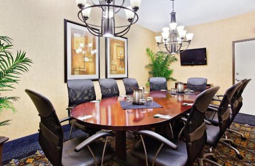 Dallas Hotel | Holiday Inn Express Dallas Market Center by IHG