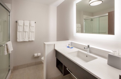 Fall River Hotel | Holiday Inn Express Fall River North by IHG