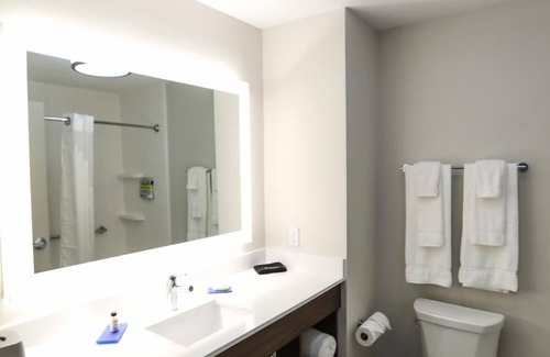 Hillsboro Hotel | Holiday Inn Express : Hillsboro I-35 by IHG