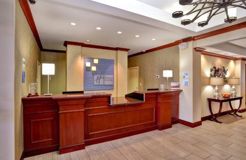 Alpine Center Hotel | Holiday Inn Express Hotel & Suites Grand Rapids-North by IHG
