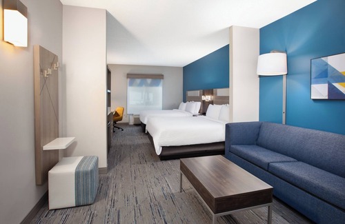 Alpine Center Hotel | Holiday Inn Express Hotel & Suites Grand Rapids-North by IHG