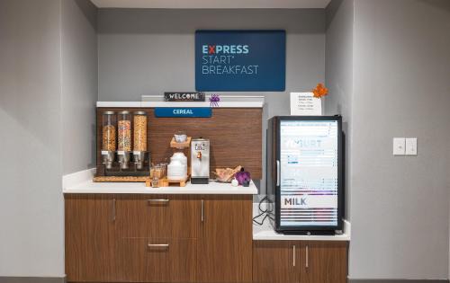 St. Robert Hotel | Holiday Inn Express Hotel and Suites Saint Robert by IHG