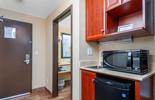 Bowmanville Hotel | Holiday Inn Express Hotel & Suites CLARINGTON - BOWMANVILLE by IHG