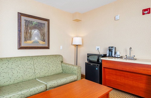 Bowmanville Hotel | Holiday Inn Express Hotel & Suites CLARINGTON - BOWMANVILLE by IHG