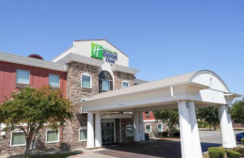 Cedar Hill Hotel | Holiday Inn Express Hotel & Suites Cedar Hill by IHG