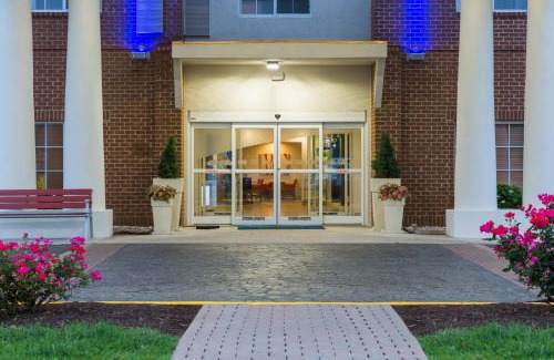 Petersburg Hotel | Holiday Inn Express Hotel and Suites Petersburg - Fort Lee by IHG