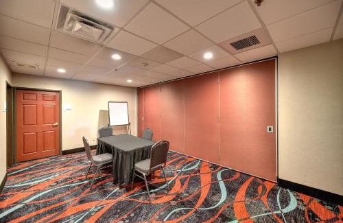 Manteca Hotel | Holiday Inn Express Hotel & Suites Manteca by IHG