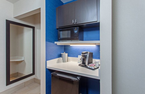 Oakland Hotel | Holiday Inn Express Hotel & Suites Oakland-Airport by IHG