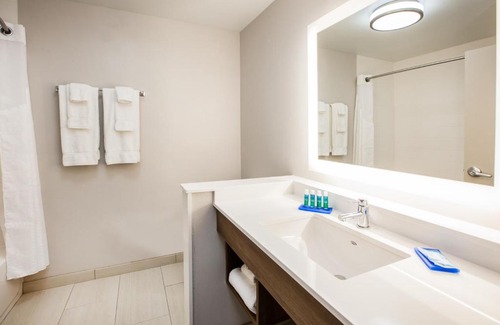 Hudson Hotel | Holiday Inn Express Hotel & Suites Boston - Marlboro by IHG