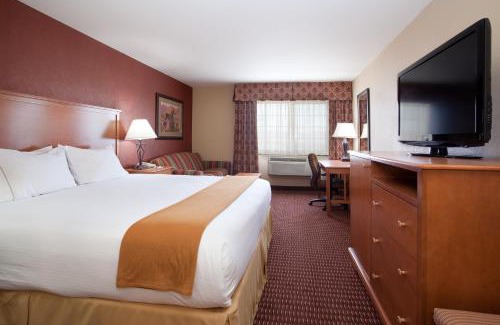Raton Hotel | Holiday Inn Express Hotel & Suites Raton by IHG