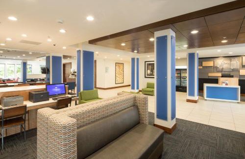 Utica Hotel | Holiday Inn Express Hotel & Suites Detroit-Utica by IHG