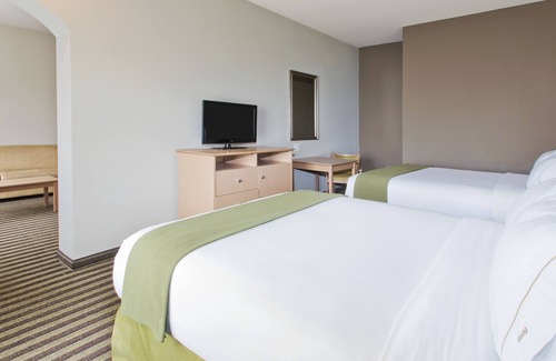Alvarado Hotel | Holiday Inn Express Hotel & Suites Alvarado by IHG