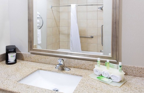 Alvarado Hotel | Holiday Inn Express Hotel & Suites Alvarado by IHG