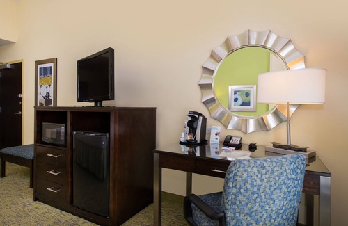 Dickson City Hotel | Holiday Inn Express Hotel and Suites Scranton by IHG