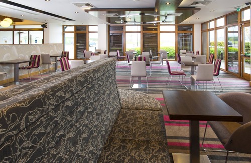 Epsom Hotel | Holiday Inn Express London-Epsom Downs by IHG