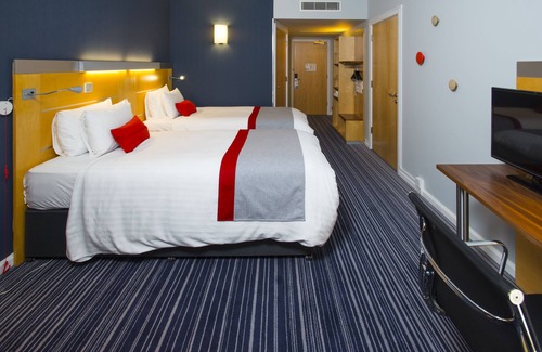Epsom Hotel | Holiday Inn Express London-Epsom Downs by IHG