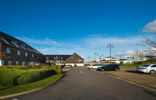 Epsom Hotel | Holiday Inn Express London - Epsom Downs by IHG