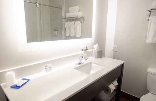 Marshfield Hotel | Holiday Inn Express Marshfield by IHG