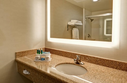 Santa Ana Heights Hotel | Holiday Inn Express Newport Beach by IHG