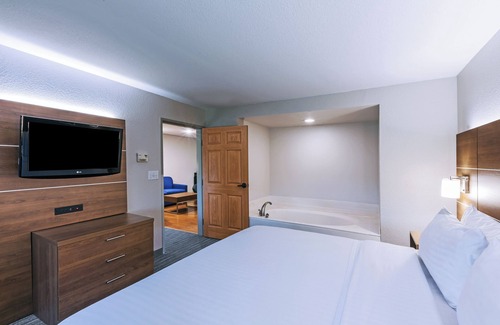 Broken Arrow Hotel | Holiday Inn Express & Suites Tulsa S Broken Arrow Hwy 51 by IHG