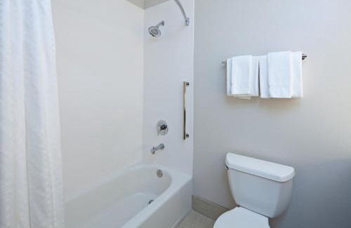 Magnesia Falls Cove Resort | Holiday Inn Express & Suites Rancho Mirage - Palm Spgs Area by IHG