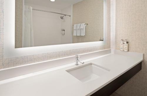 Centereach Hotel | Holiday Inn Express Stony Brook-Long Island by IHG
