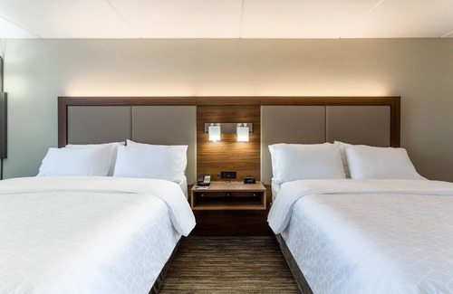 Cedar Falls Hotel | Holiday Inn Express & Suites Cedar Falls - Waterloo by IHG