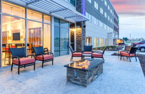 Springfield Hotel | Holiday Inn Express & Suites - Springfield North by IHG