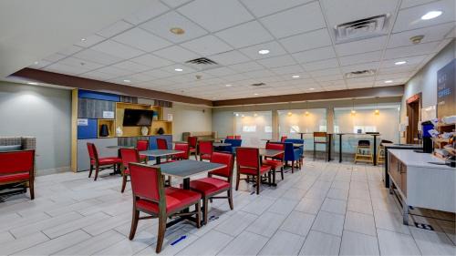 Austinburg Hotel | Holiday Inn Express & Suites Ashtabula-Geneva by IHG