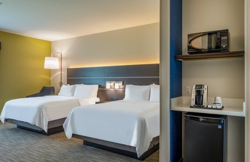 Watertown Hotel | Holiday Inn Express & Suites Watertown by IHG