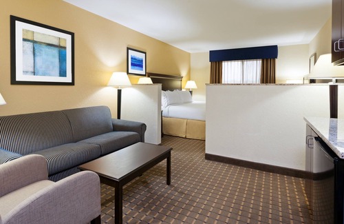 East Texas Hotel | Holiday Inn Express & Suites Allentown West by IHG