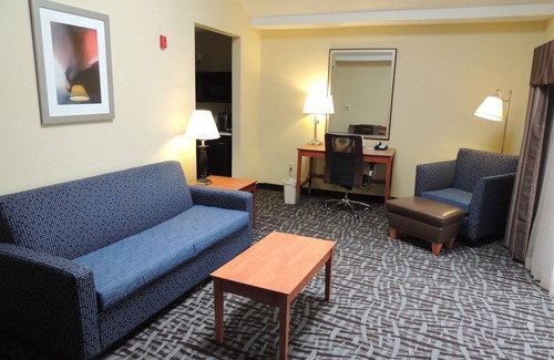 New Castle Hotel | Holiday Inn Express & Suites Birmingham Trussville by IHG