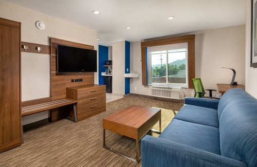Chatsworth Hotel | Holiday Inn Express & Suites Chatsworth by IHG